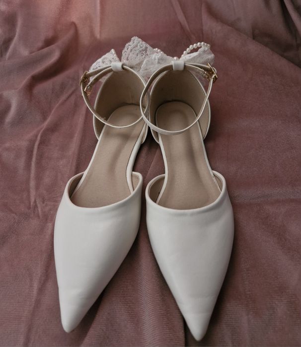 Білі жіночі туфлі.  Весільні