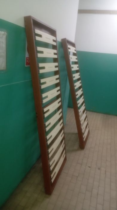 Estrados de solteiro em madeira