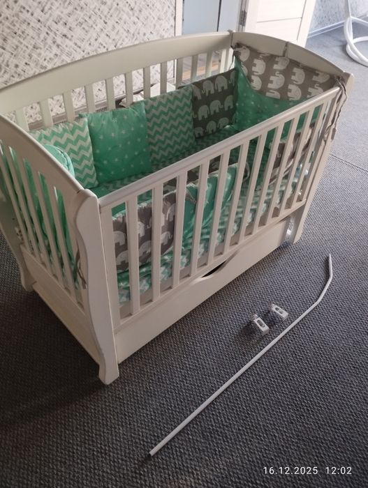 Дитяче ліжечко .