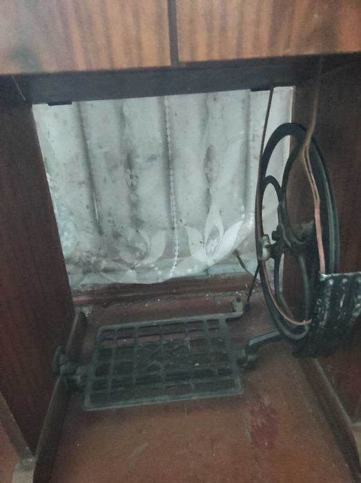 Продам ножну швейну машинку