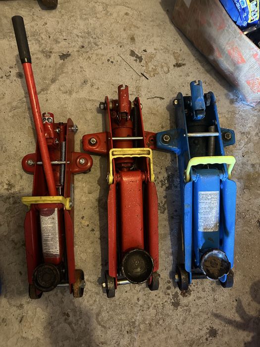 Домкрати з Європи.