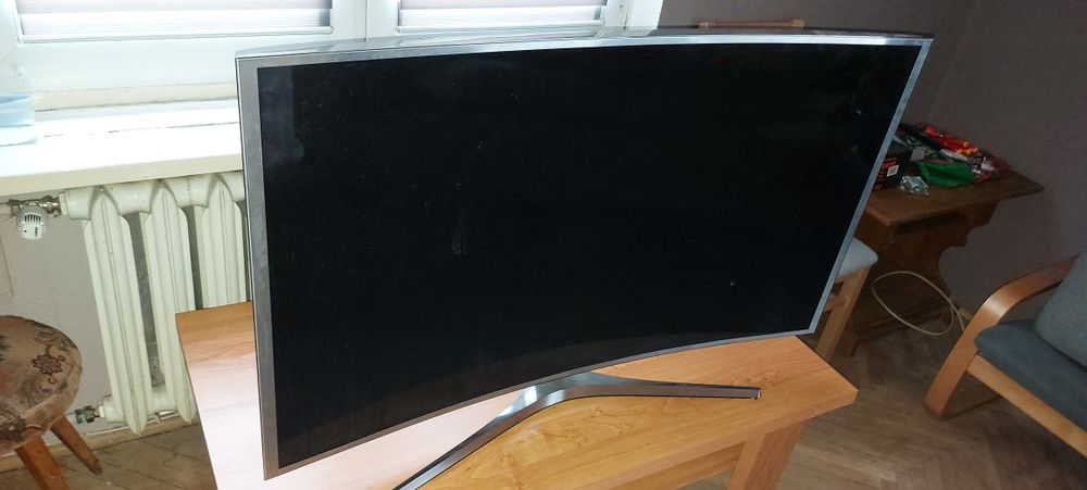 Telewizory Samsung -  48 cali z zakrzywionym ekranem, model UE48JS9000