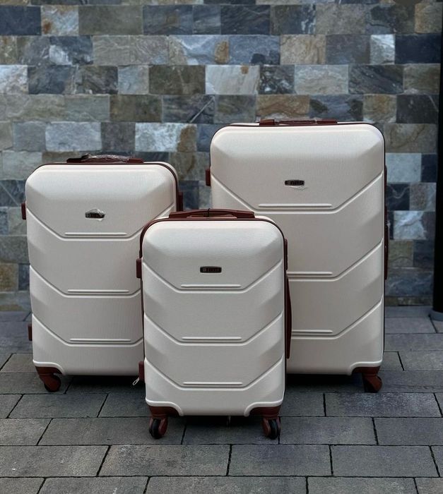 Чемодан Пластиковый удобный дорожный чемодан 147