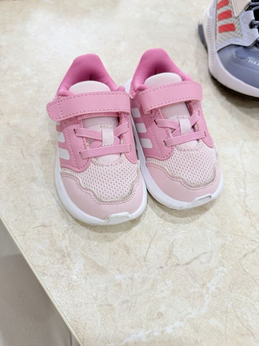 Adidas кросівки ,чревички