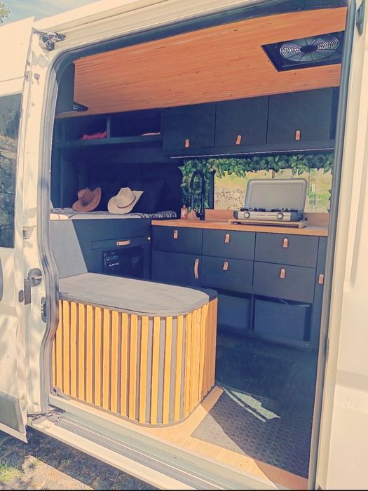 CamperVan artesanal — pronta para a aventura...