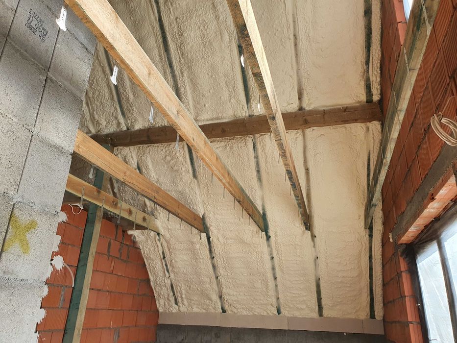 Pianka poliuretanowa, ocieplenie pianką, ocieplanie poddasza pianą PUR