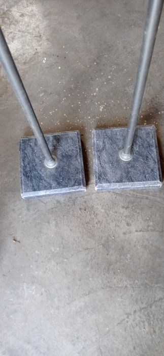 Pés de expositores com base em pedra