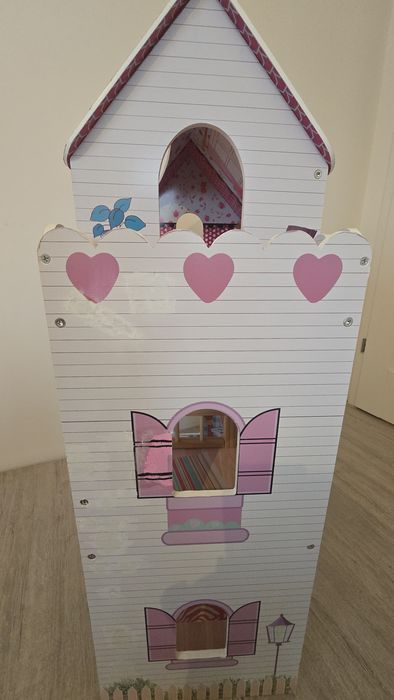 Drewniany domek dla lalek- z mebelkami i 5 mini laleczkami