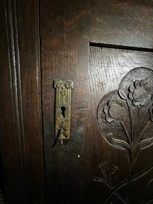 Антикварна шафа з різьбленням (початок XX століття, стиль модерн)