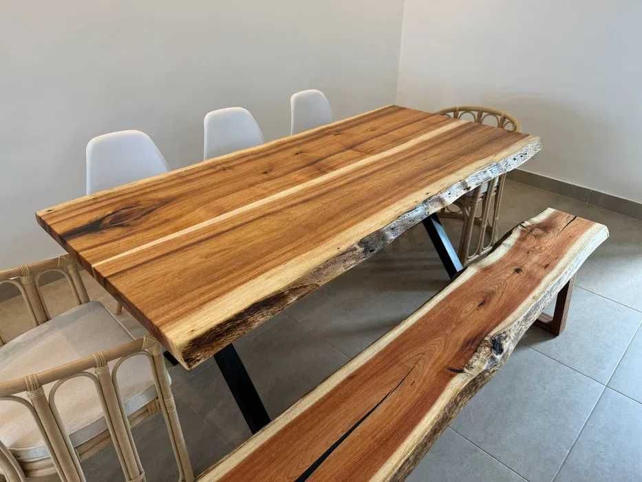 Mesa de jantar em madeira maciça sob Medidas.Solid wood dining table
