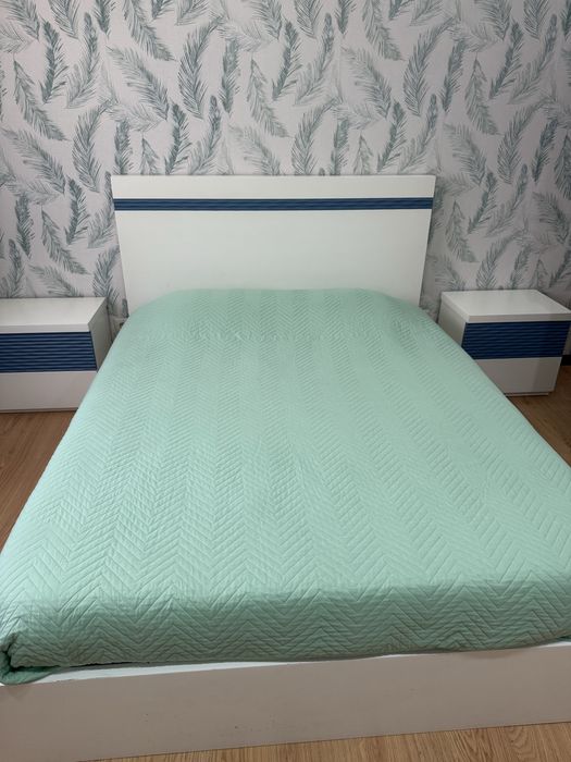 Cama de casal com mesa de cabeceira 300€