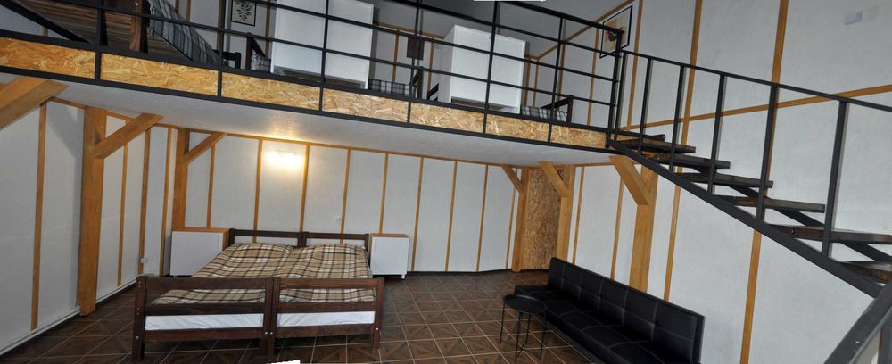 Сучасна 2-рівнева квартира в центрі Старого міста.