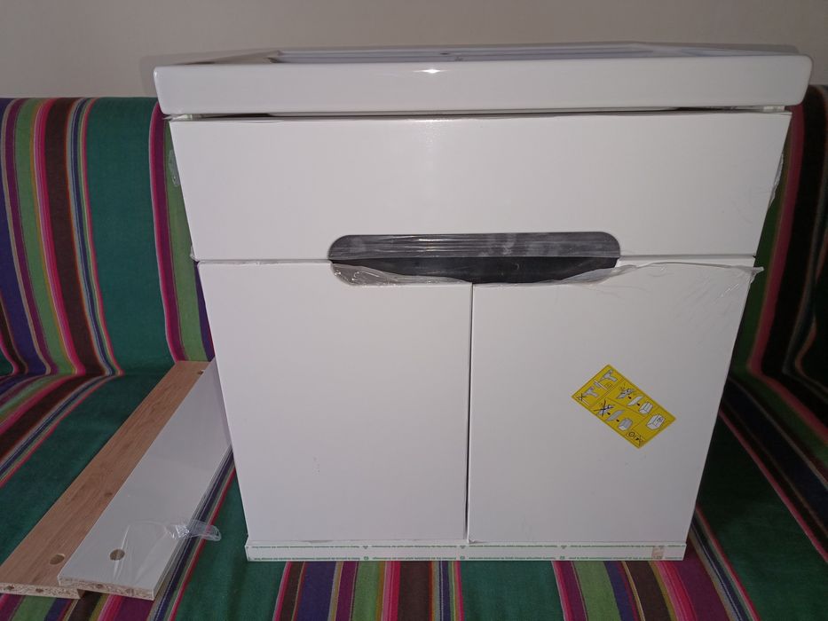 Wisząca szafka z umywalką biała z czarnym panelem 50x40 cm nowa