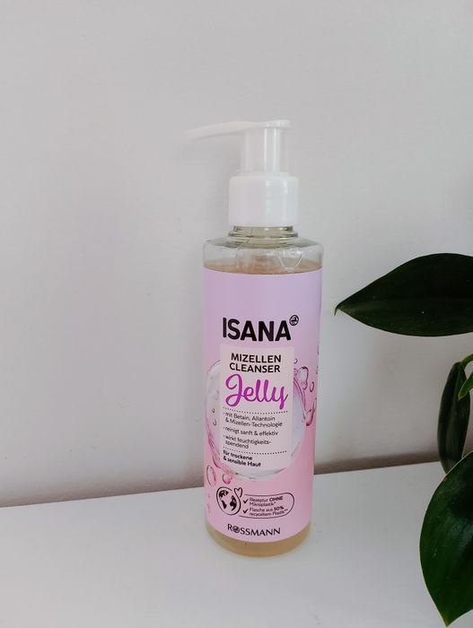 żel micelarny do mycia twarzy Isana Mizellen Cleanser Jelly. 

Zawiera