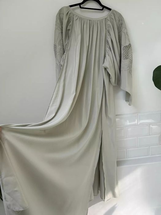 Фисташковое платье макси оверсайз H&M вышивка