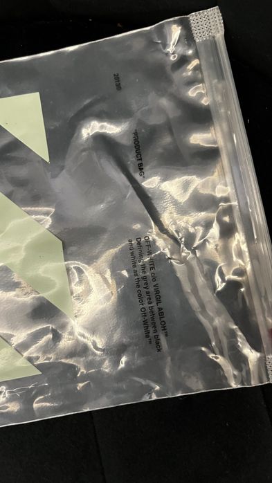 Off White Brelok biały