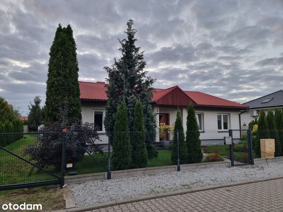 Dom wolnostojący z garażem w spokojnej okolicy