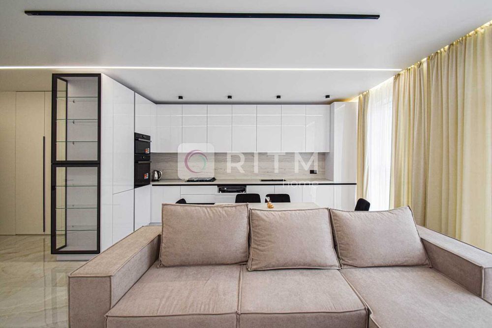 Продається сучасна 2-кімнатна квартира + кухня студія в центрі міста