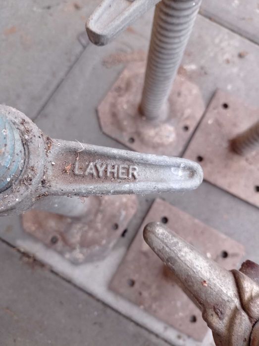 Śruby regulujące poziomujące rusztowanie