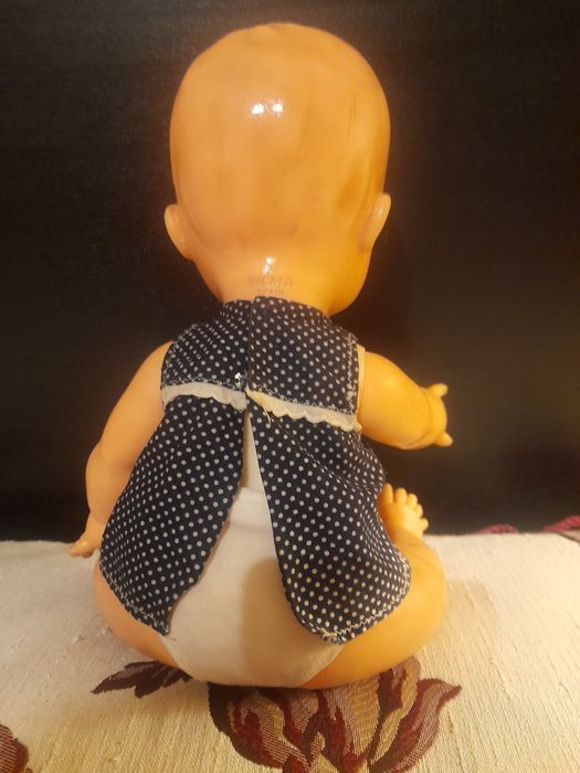 Boneca antiga de plástico