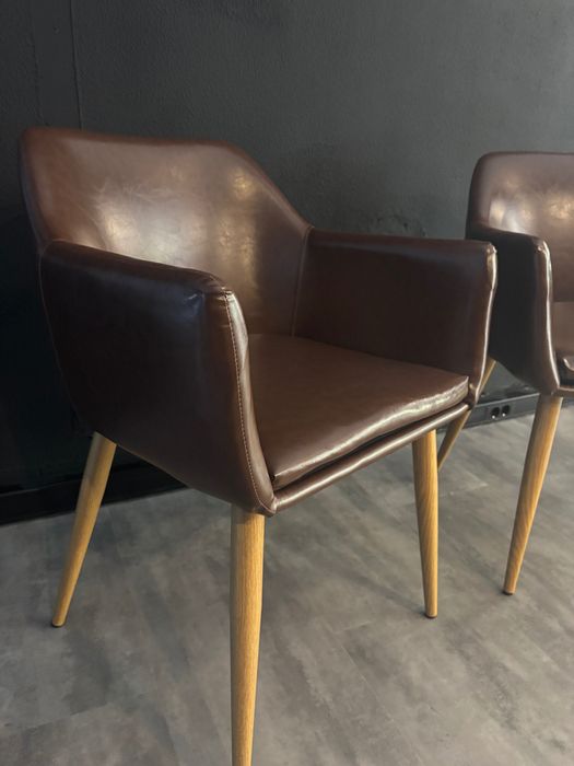 Cadeiras em pele design novas