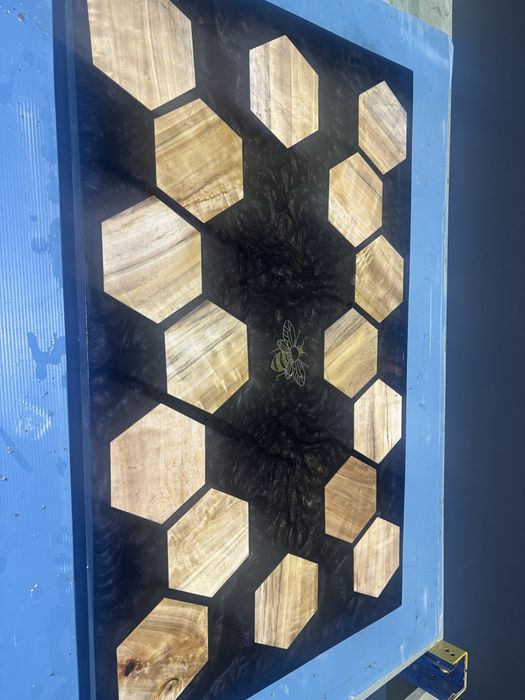 Mesa de sala em epox personalizada apicultura