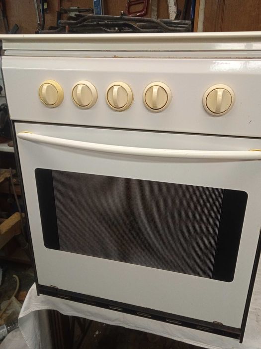 vários fogões e esquentadores