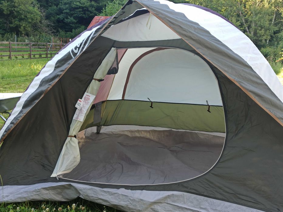 Namiot: Coleman Sundome 7'x7'.