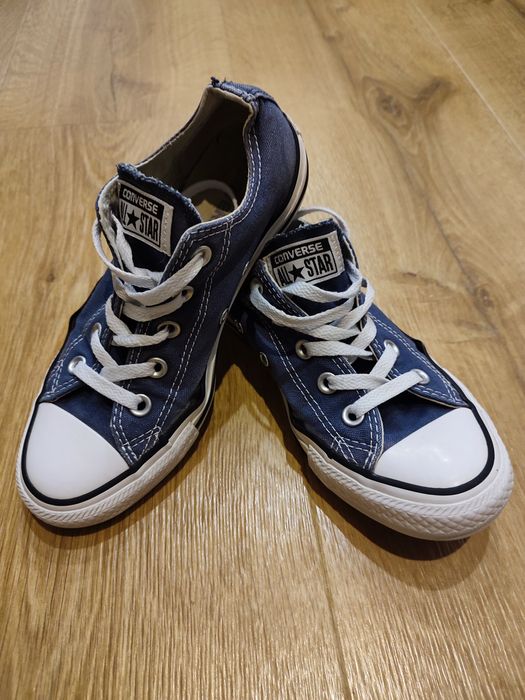Granatowe Converse