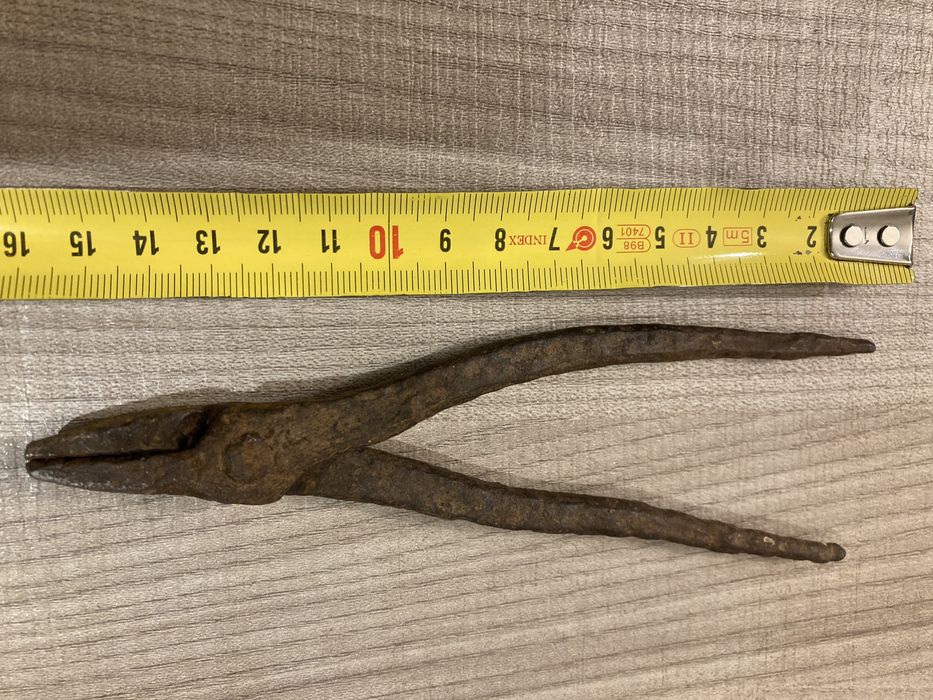 Alicate Muito Antigo