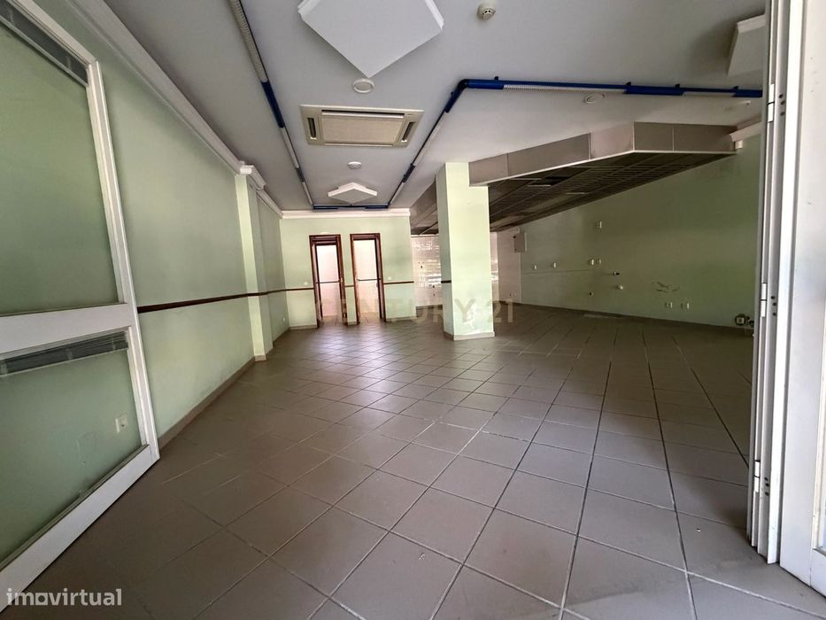 Loja ampla com potencial para apartamento