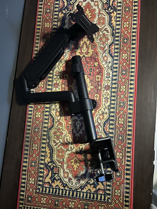 Sprzedam uchwyt do monitora, w pełni regulowany.