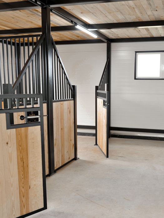 Boks dla konia, front boksu do stajni, boksy dla koni, stajnia fasada