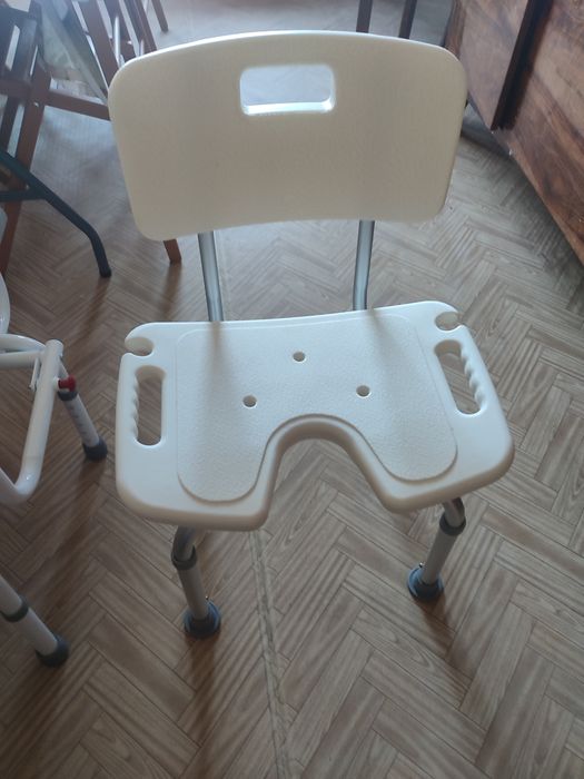 Стілець для душу зі спинкою на ніжках.