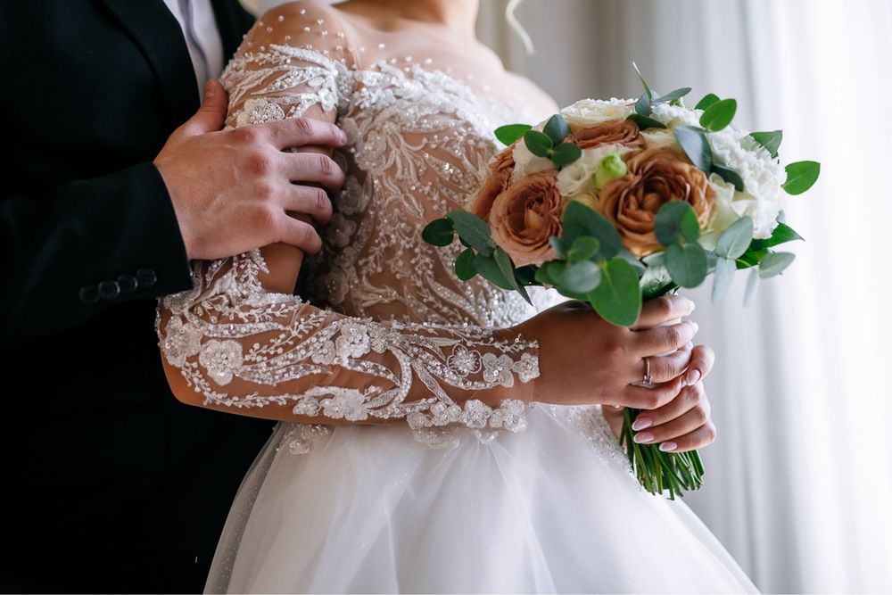 Весільна сукня зі шлейфом