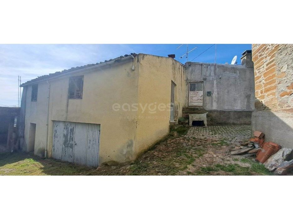 Moradia para recuperar na emblemática aldeia de Açoreira