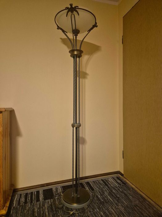 Lampa stojąca do salonu