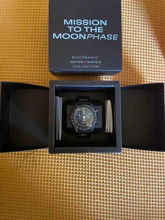 Snoopy MoonSwatch SO33B700 – Omega x Swatch Czarna Edycja