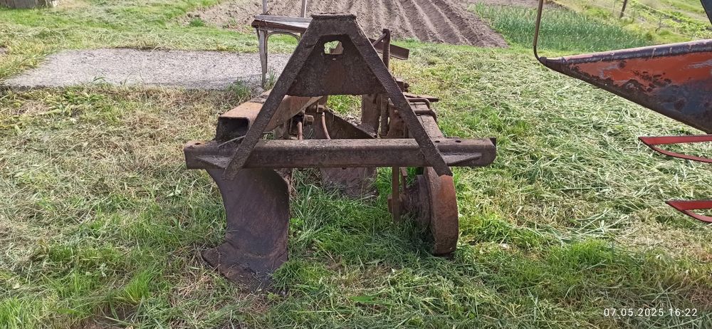 Плуг тракторний двохкорпусний