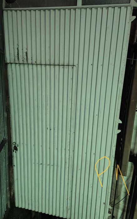 DOIS Portões em ferro e chapa