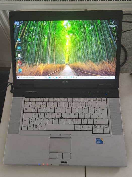Laptop Fujitsu E780, Intel i3, 4GB 128 GB, bateria 3 godz, ładowarka