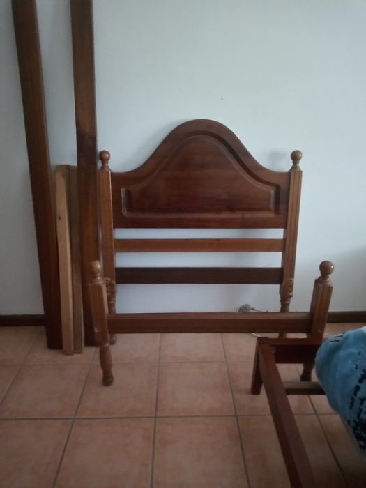 Cama de solteiro em madeira