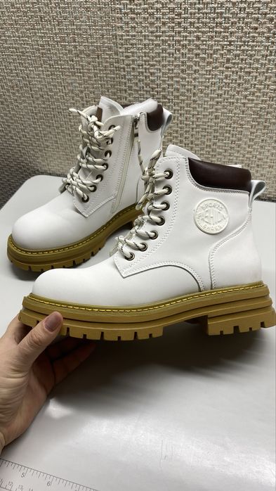 Білосніжні ботінки в 38 розмірі