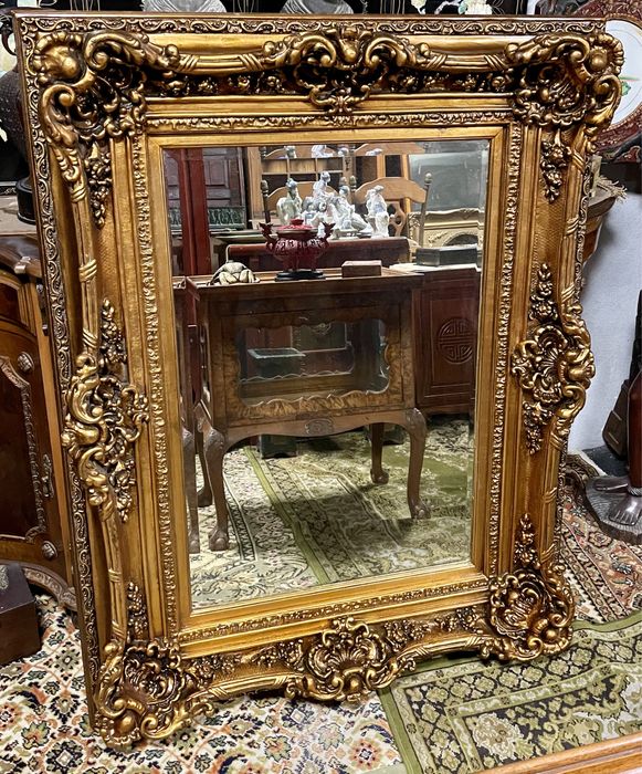 Grandioso espelho biselado em talha dourada