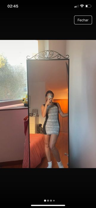 Vestido preto justo com padrão