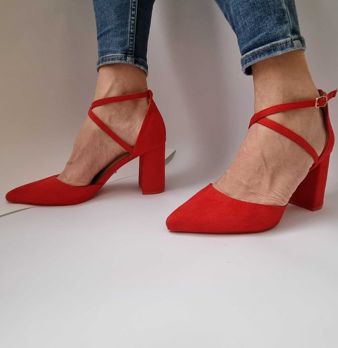 Czerwone Czółenka na słupku DeeZee