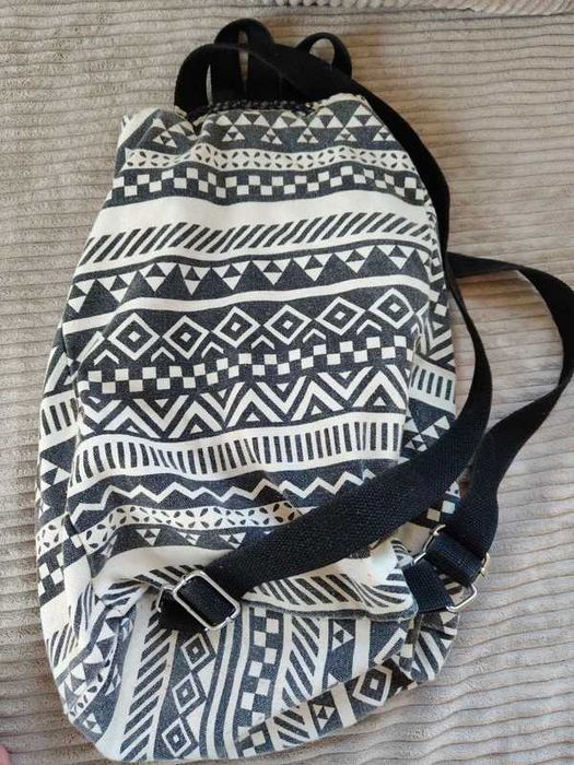 Czarno biały pojemny plecak w stylu indian folk