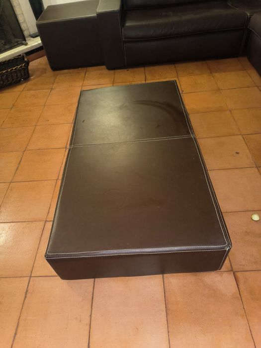 Sofá de canto em pele com 2 mesas