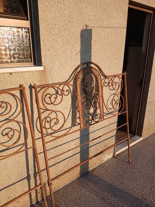Estrutura de Cama Antiga em Ferro