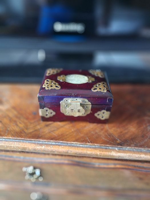 Caixinha de jóias pequena em madeiira